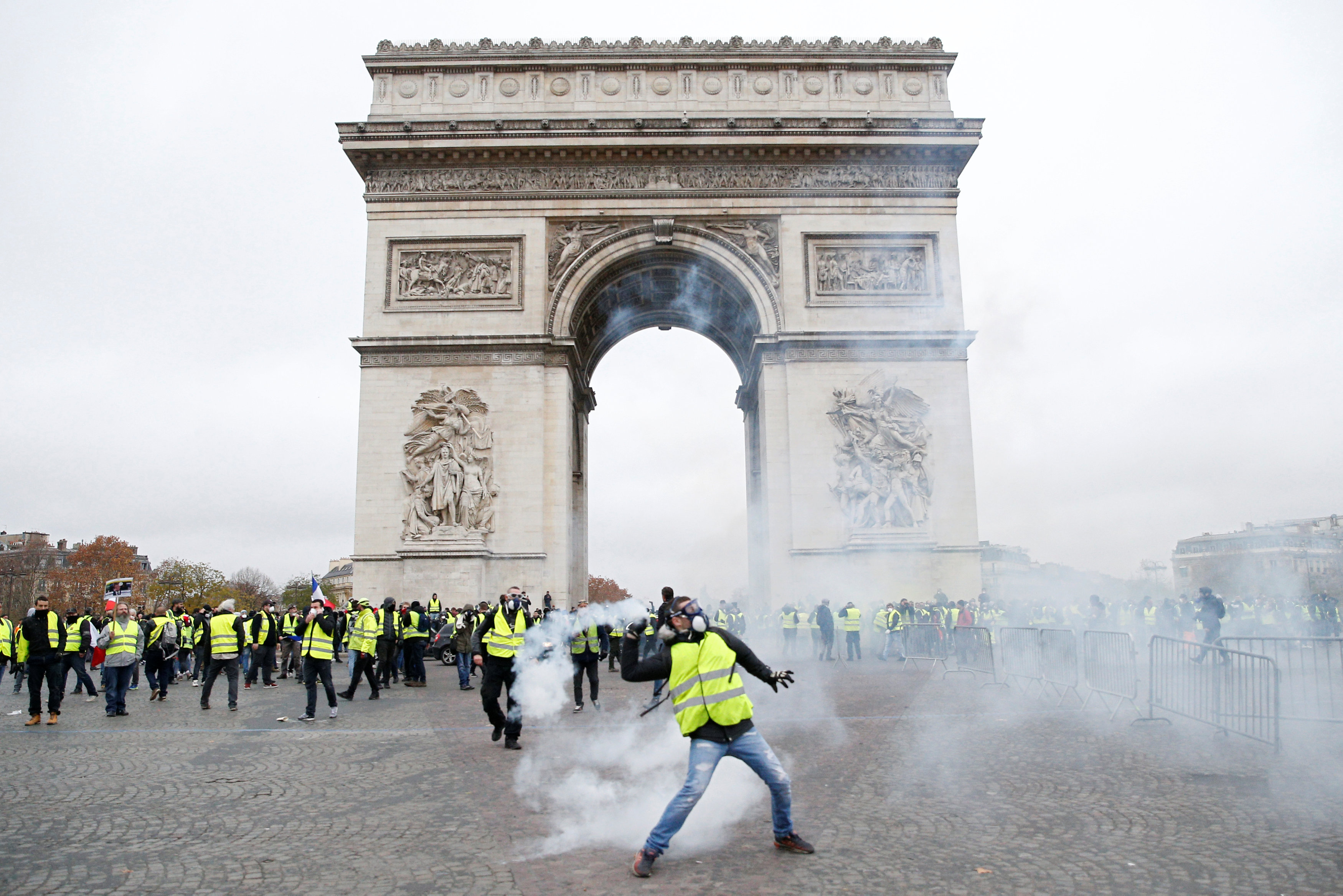الغاز المسيل للدموع يسيطر على الأجواء قرب قوس النصر في العاصمة باريس خلال احتجاجات "السترات الصفراء". رويترز
