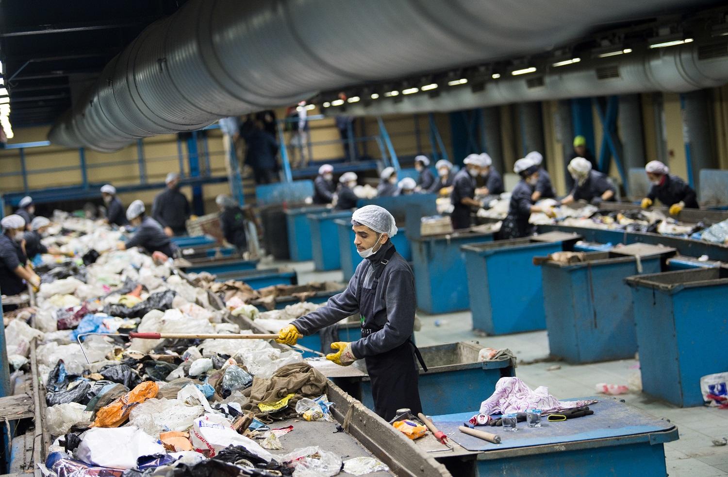 عمال أتراك في أحد مراكز تجميع النفايات في إسطنبول. بولاند كليتشيك/ أ ف ب 