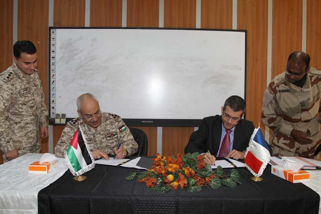 توقيع اتفاقية تسليم مهمات بين الأردن وفرنسا، وقعها عن الجانب الفرنسي ديفيد بيرتولوتي، وعن الجانب الأردني العميد الركن عبدالله الحنيطي. (القوات المسلحة الأردنية)