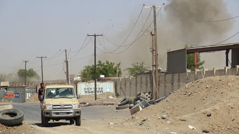 سيارة جيب عسكرية بالقرب من موقع سقوط قذيفة على مبنى في مدينة الحديدة اليمنية. (أ ف ب)