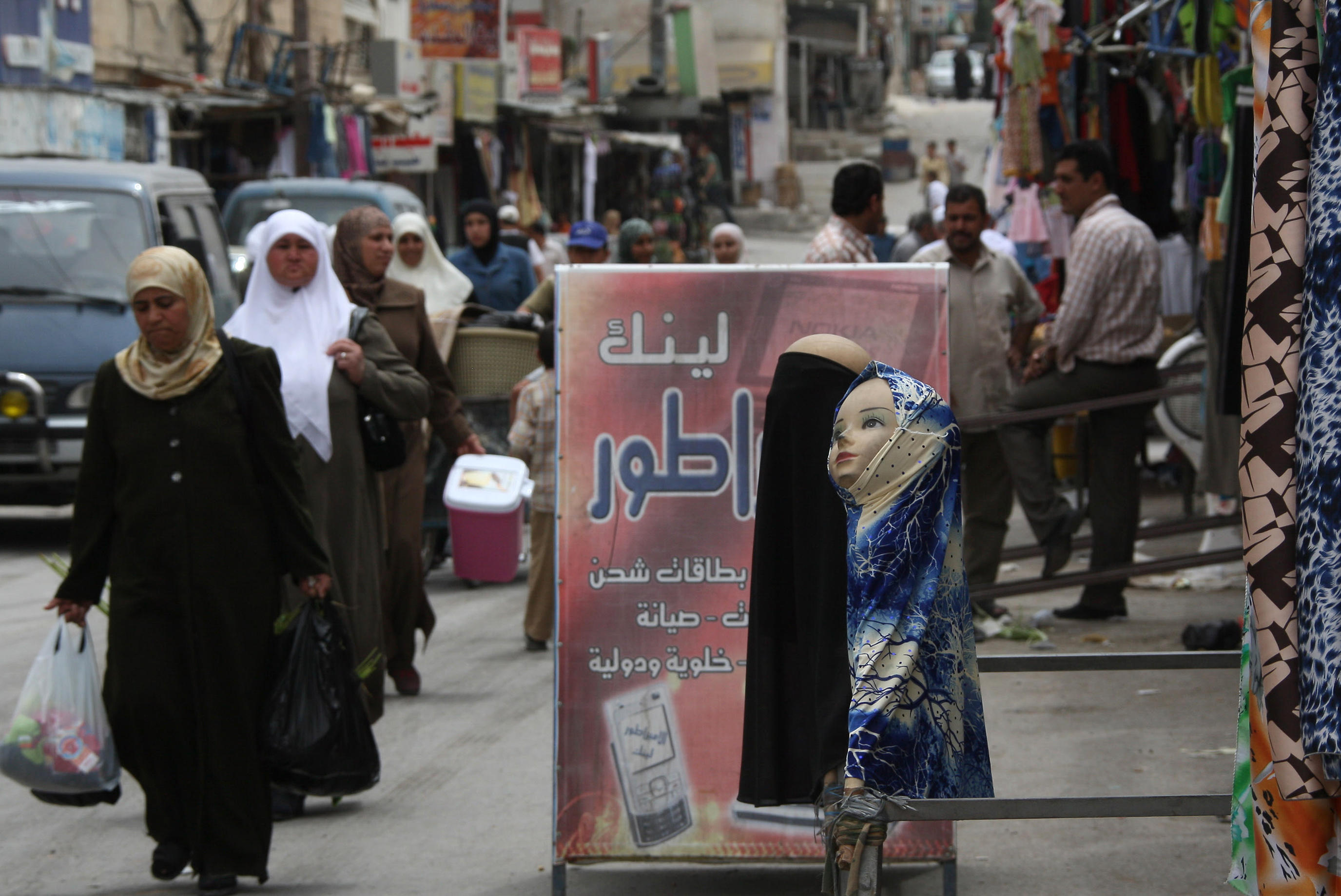 إحدى شوارع عمان التي تشهد حركة تجارية نشطة من المستهلكين. أ ف ب 