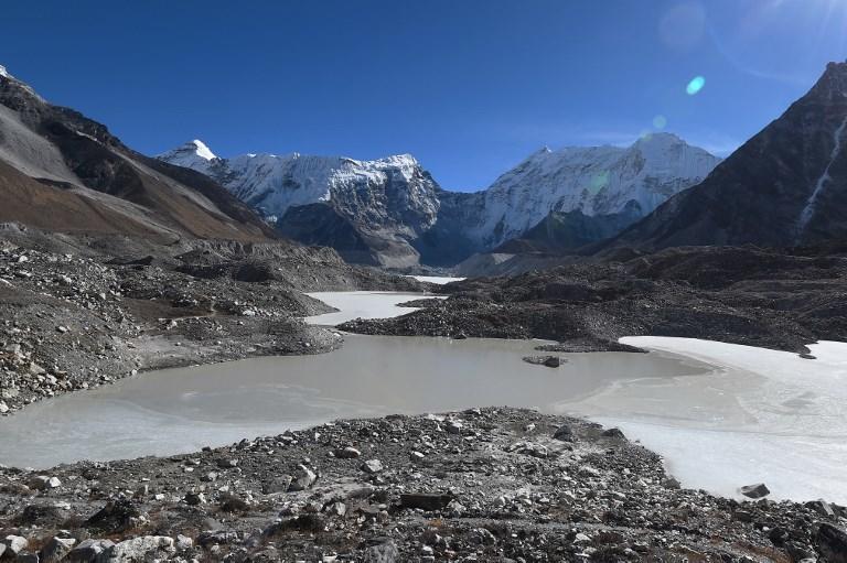 منظر عام لبحيرة إيمجا المتجمدة في نيبال، والتي يمكن أن يؤدي تكسر سطحها الجليدي إلى فيضان يؤثر على المناطق المجاورة. براكاش ماثيما/ أ ف ب