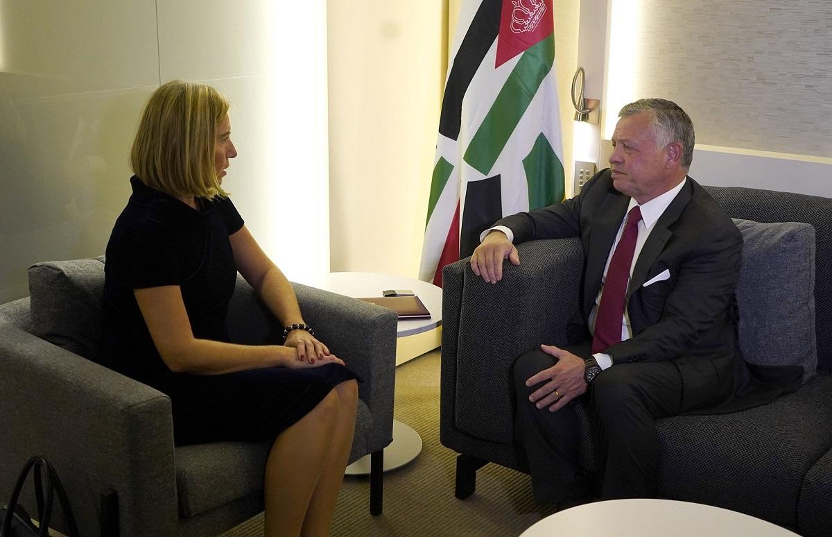 الملك عبد الله الثاني يلتقي مع الممثلة العليا للشؤون الخارجية في الاتحاد الأوروبي فيديريكا موغيريني. (الديوان الملكي الهاشمي) 