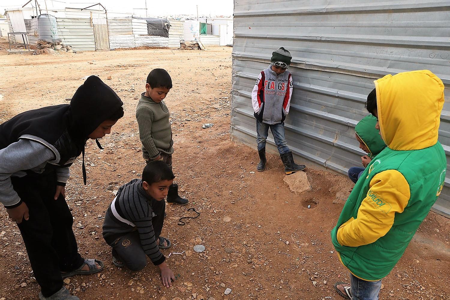 أطفال يلعبون قرب منزل من الصفيح في مخيم الزعتري في محافظة المفرق شمالي الأردن. صلاح ملكاوي / المملكة