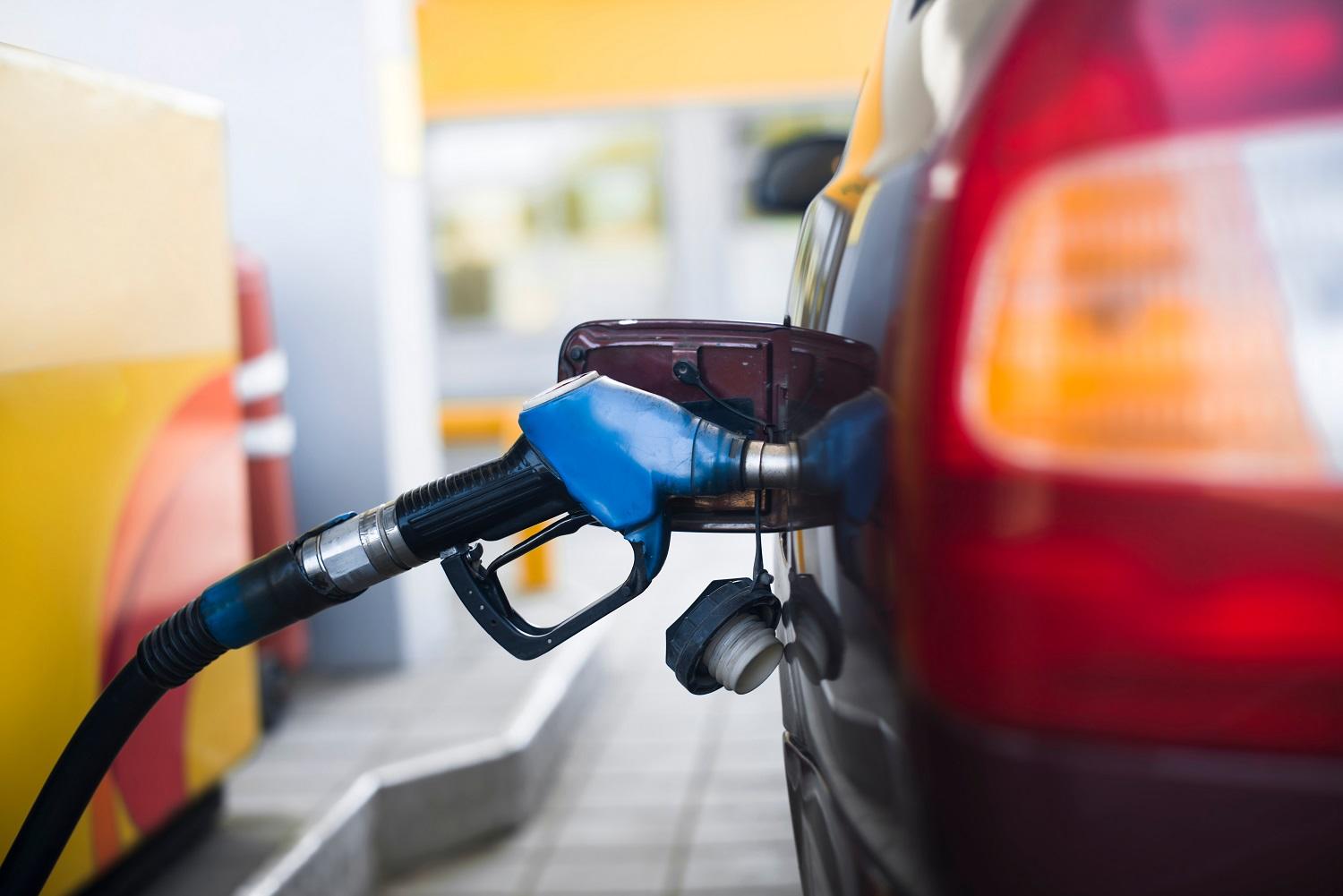 سيارة تملأ خزان الوقود. (Shutterstock)