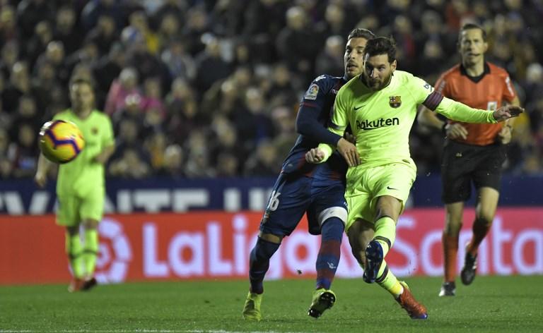 لاعب برشلونة ليونيل ميسي خلال تسجيله الهدف الثالث ضد ليفانتي 16 ديسمبر 2018. أ ف ب