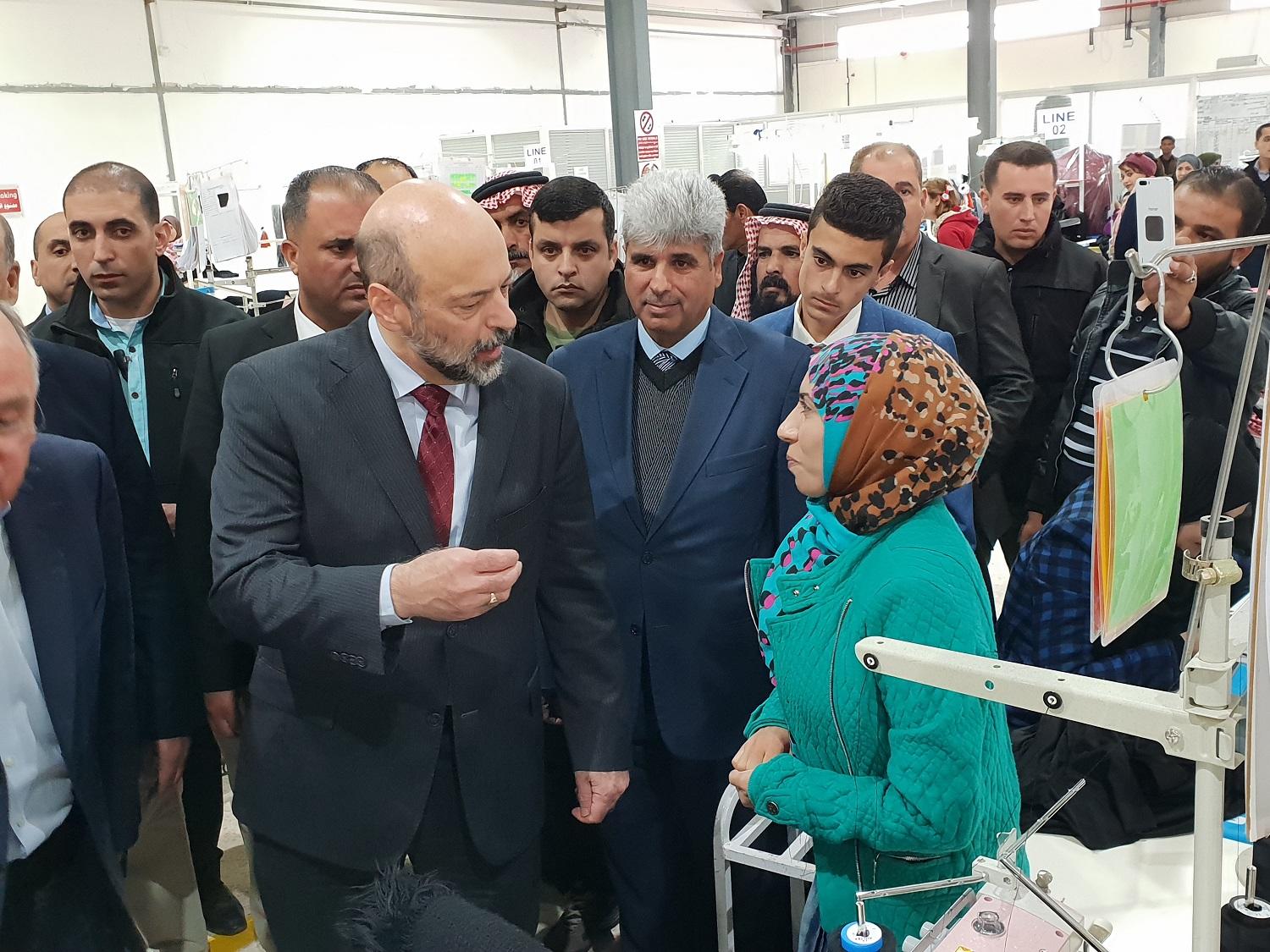 رئيس الوزراء عمر الرزاز أثناء جولة في المصنع. أنس الحراحشة/ المملكة 