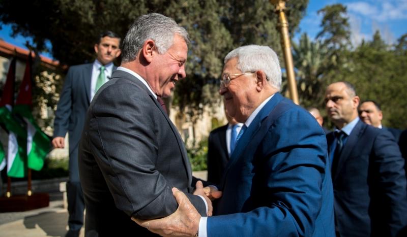 الملك عبدالله الثاني يلتقي الرئيس الفلسطيني محمود عباس في عمّان. (الديوان الملكي الهاشمي)