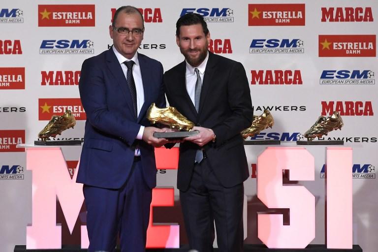 تتويج الأرجنتيني ليونيل ميسي، نجم برشلونة الإسباني، بجائزة الكرة الذهبية 18 ديسمبر 2018. أ ف ب 