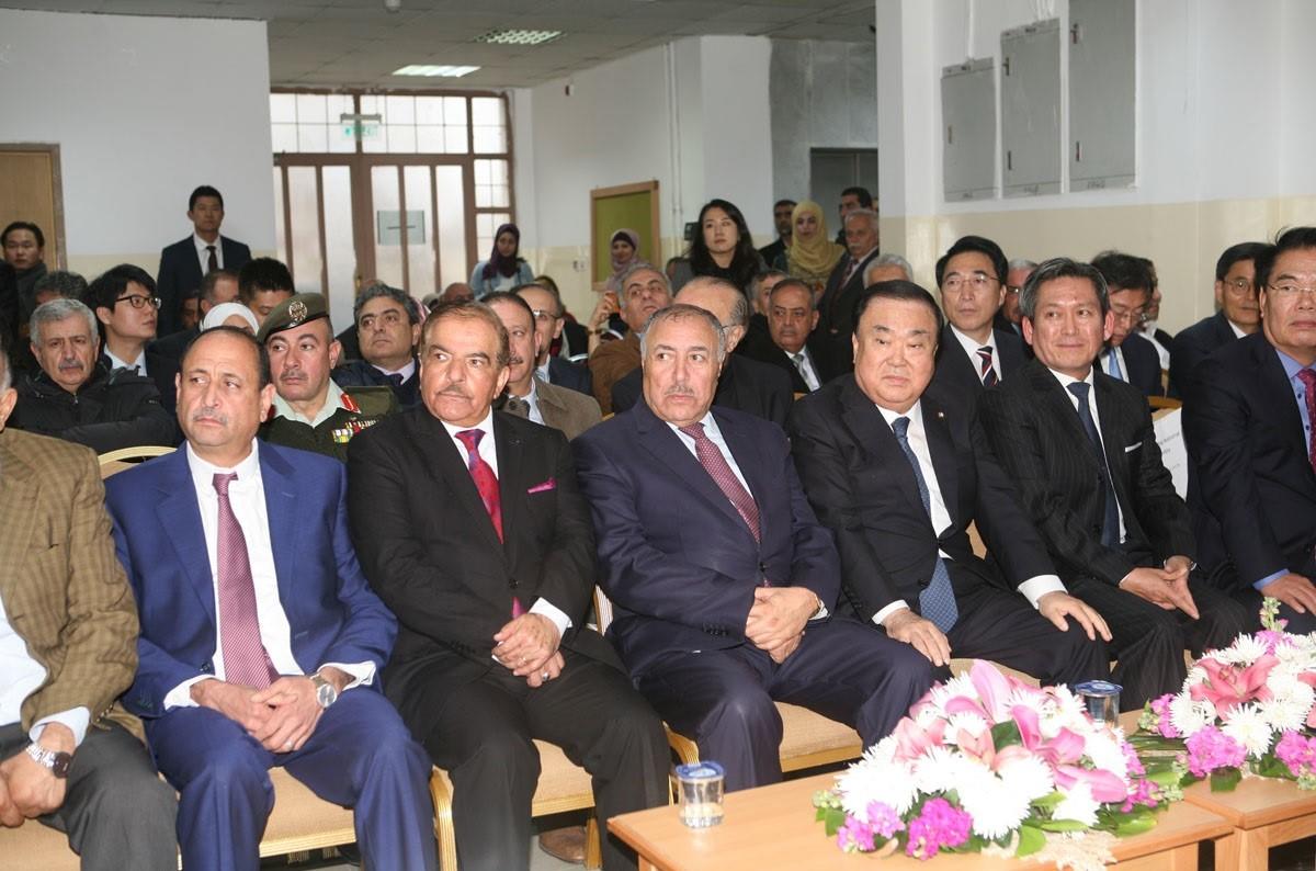 وزير الصحة غازي الزبن مع الوفد الكوري خلال افتتاح مبنى التوسعة في مركز صحي عمّان الشامل. (بترا)