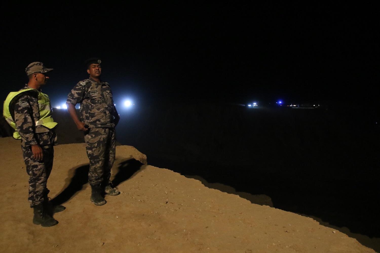 عناصر من الدفاع المدني في مكان حادثة سيول البحر الميت في 25 أكتوبر. صلاح ملكاوي/ المملكة             