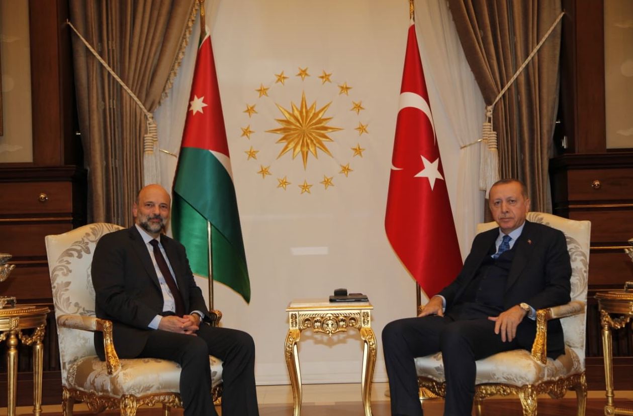 رئيس الوزراء عمر الرزاز في لقاء مع الرئيس التركي رجب طيب أردوغان. (رئاسة الوزراء)