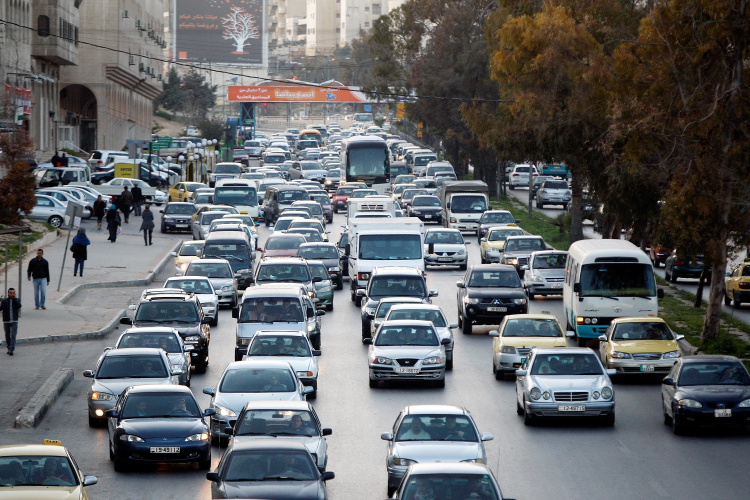 صورة لأحد شوارع العاصمة عمّان الذي يشهد حركة مرورية كثيفة. (المملكة) 
