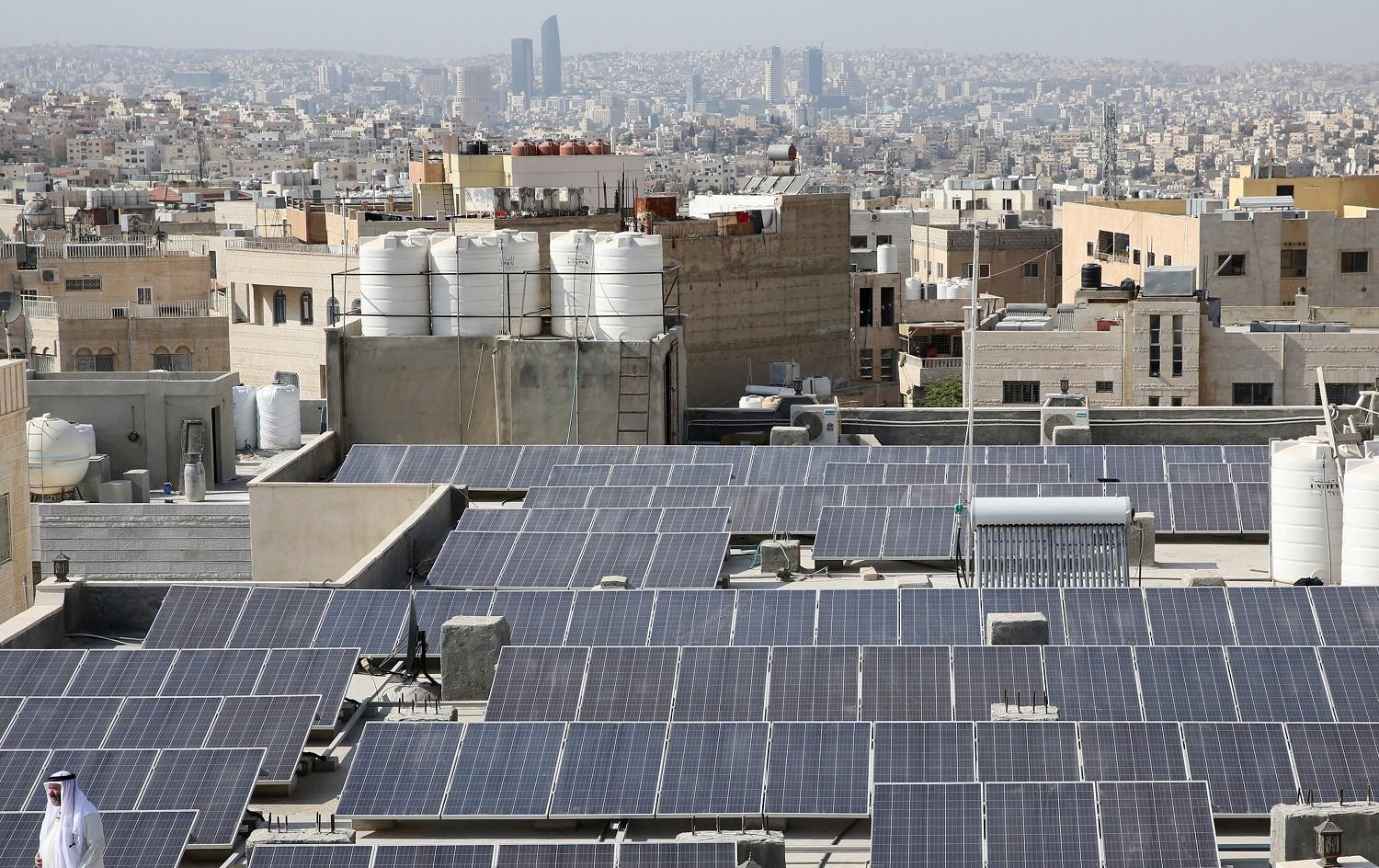 صورة أرشيفية لألواح شمسية على سطح مسجد، جنوبي العاصمة عمّان. ويشهد الأردن تزايدا في الاعتماد على الطاقة الشمسية لتخفيض كلف الكهرباء. خليل مزرعاوي/ أ ف ب   