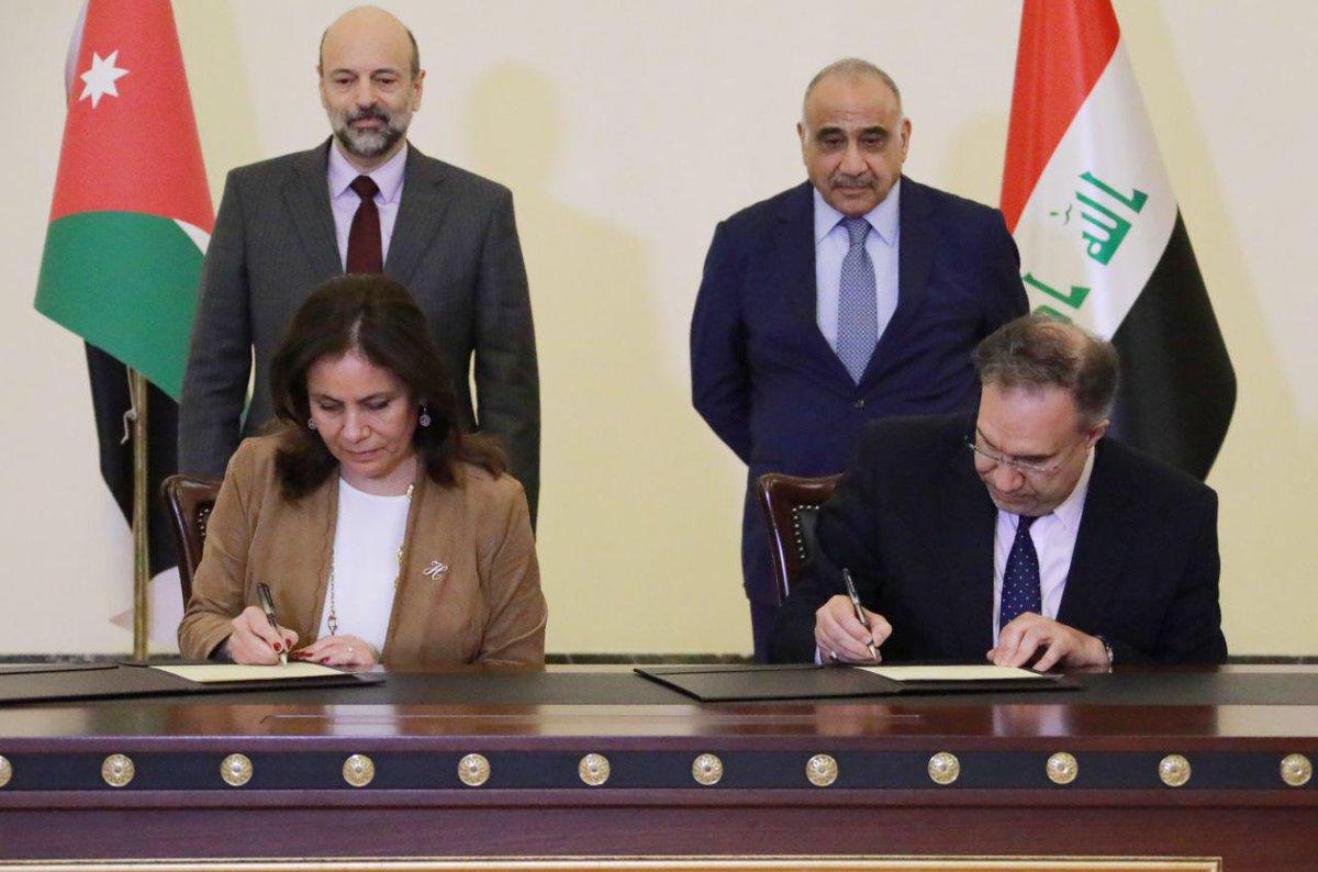 جانب من توقيع اتفاقيات تعاون اقتصادي بين الأردن والعراق خلال زيارة وفد أردني لبغداد، 29 ديسمبر 2018. (رئاسة الوزراء)