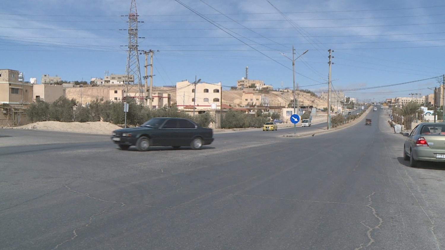 سيارات تسير بعكس الاتجاه في مسرب واحد في محافظة معان. (المملكة)
