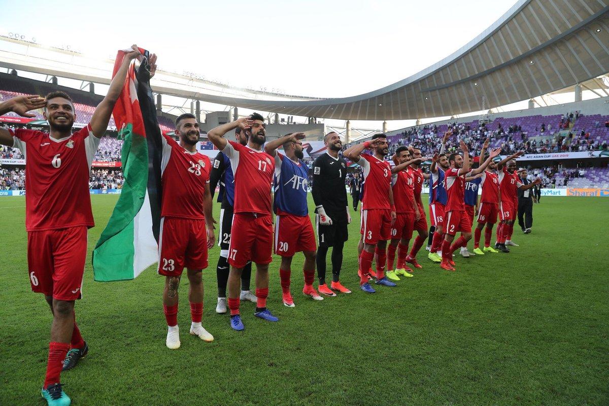 لاعبو المنتخب الوطني يؤدون التحية لسمو الأمير علي بن الحسين بعد فوزهم على أستراليا. (الاتحاد الأردني لكرة القدم)