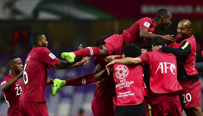 لاعبو المنتخب القطري يحتفلون بالهدف الأول في مرمى المنتخب اللبناني. أ ف ب