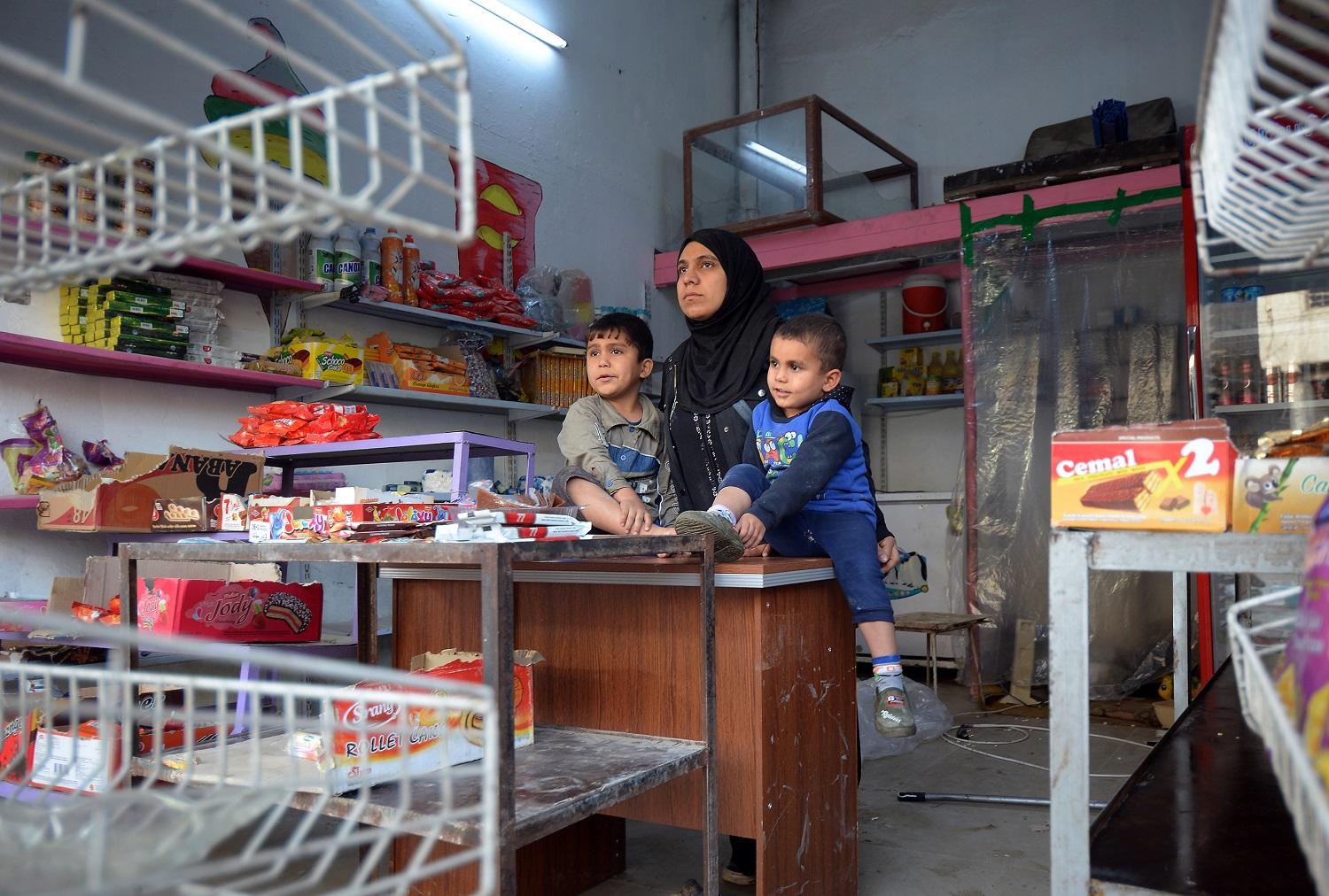 سيدة عراقية تعمل في متجر في مدينة الموصل شمالي العراق. 28 نوفمبر 2018. زيد العبيدي / أ ف ب