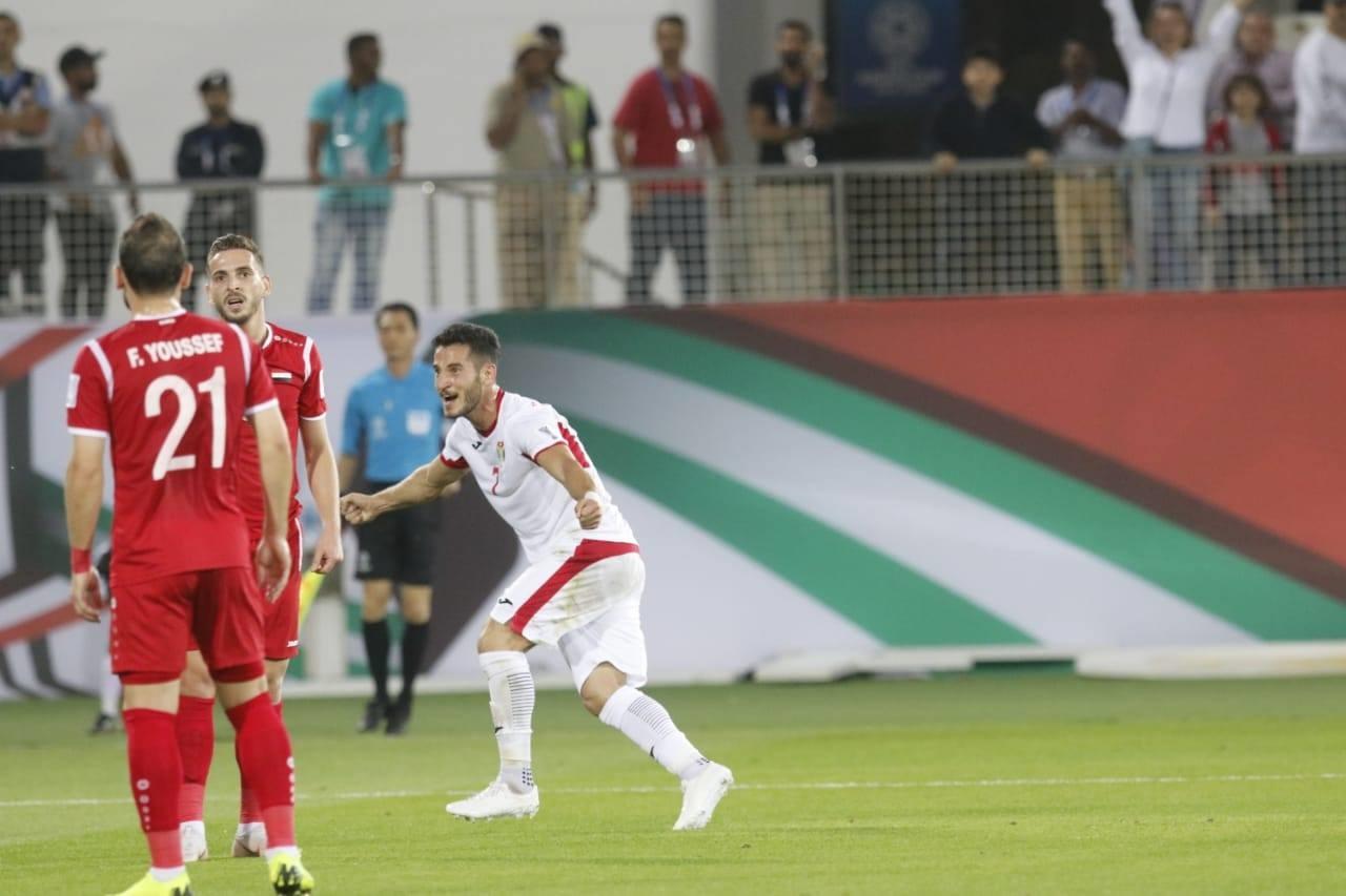 احتفال لاعب منتخبنا الوطني يوسف الرواشدة (يمين) بعد الفوز على منتخب سوريا. الاتحاد الأردني لكرة القدم