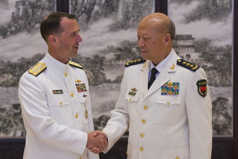 قائد البحرية الصينية، الأدميرال وو شنغلي (يمين)، يصافح قائد العمليات البحرية الأميركية الأدميرال جون ريتشاردسون (يسار) في مقر البحرية الصينية في بكين، 18 يوليو 2016. نغ هان غوان/ أ ف ب