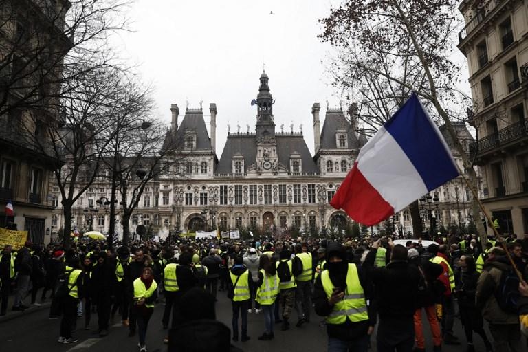 محتجو "السترات الصفراء" يتظاهرون أمام مبنى الحكومة الفرنسية.5 يناير 2019. سمير الدومي / أ ف ب