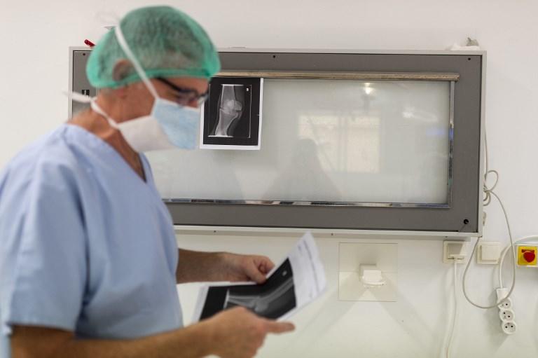 صورة أرشيفية لطبيب فرنسي يحمل صورة أشعة لأحد المرضى 20 نوفمبر 2018. أ ف ب 