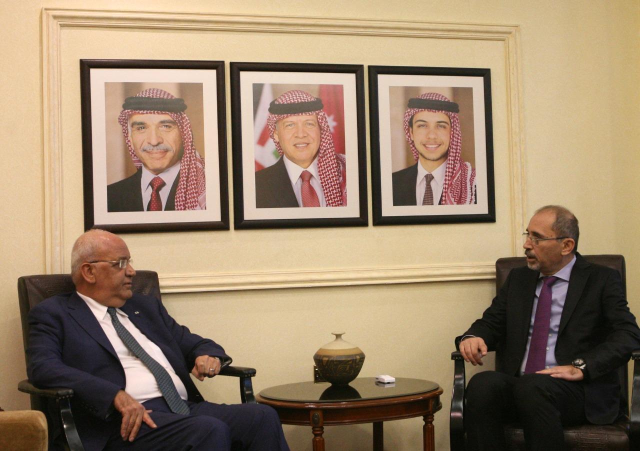لقاء وزير الخارجية أيمن الصفدي مع أمين سر اللجنة التنفيذية في منظمة التحرير الفلسطينية صائب عريقات. (وزارة الخارجية الأردنية)
