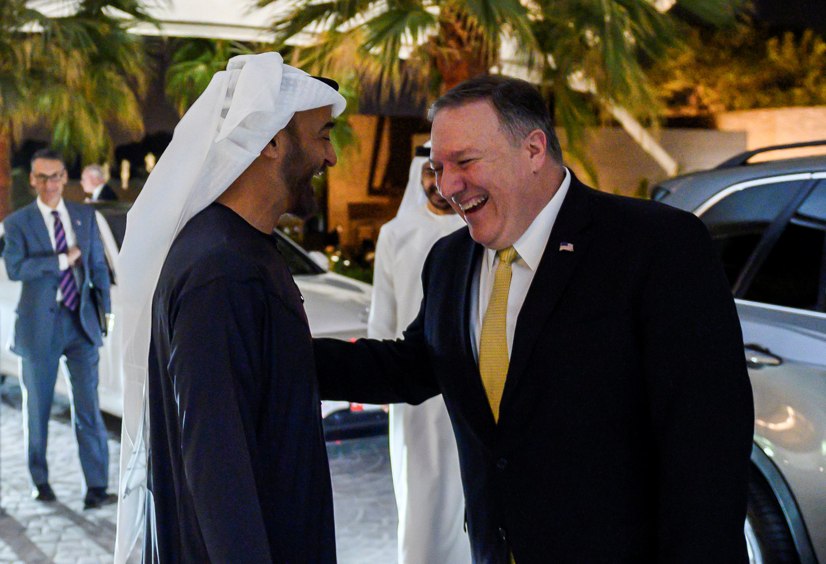 ولي عهد أبو ظبي الشيخ محمد بن زايد مستقبلاً وزير الخارجية الأميركي مايك بومبيو في العاصمة الإماراتية أبو ظبي. رويترز