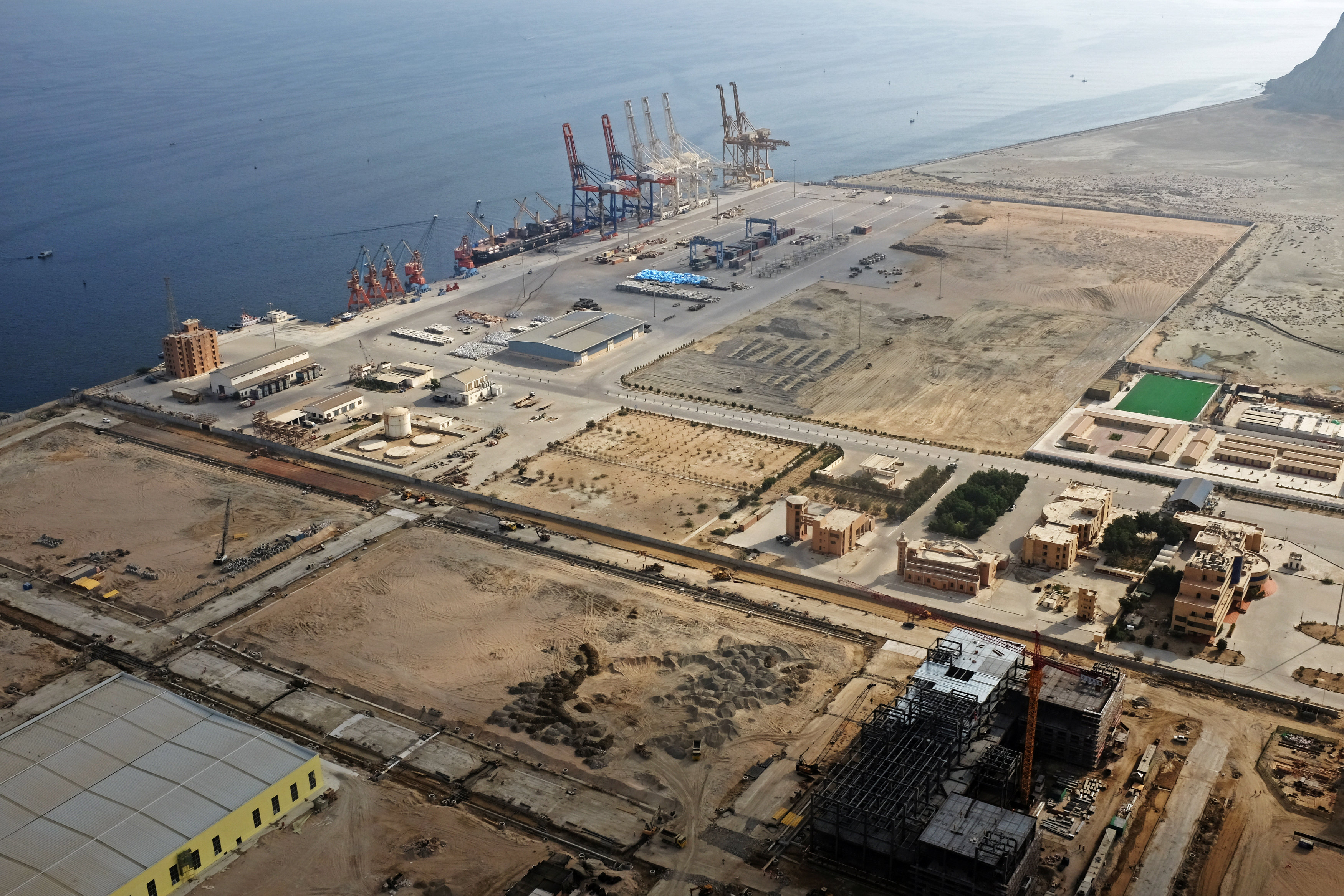 منظر عام لميناء جاودار في باكستان الذي ستنشئ فيه السعودية مصفاة نفط، 4 أكتوبر 2017. درازان جورجيتش/ رويترز