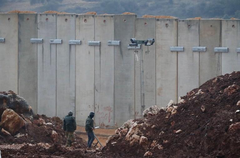 صورة أرشيفية لجنود إسرائيليين يقفون قرب الحدود مع لبنان. أ ف ب 