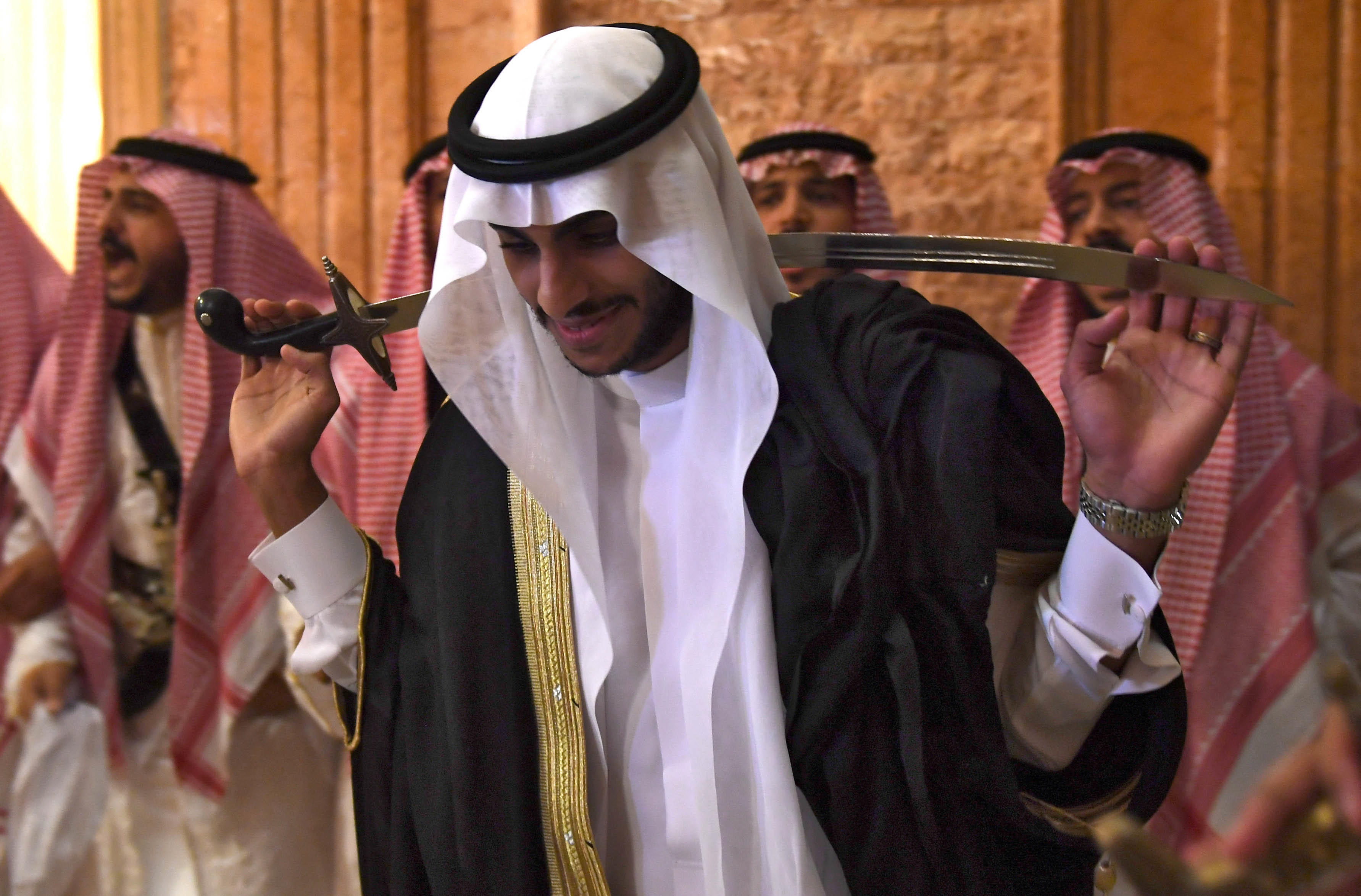 الشاب السعودي باسل الباني الذي قرر تقليص نفقات حفل زفافه الذي أقامه في مدينة جدة، 6 سبتمبر 2018. أ ف ب 