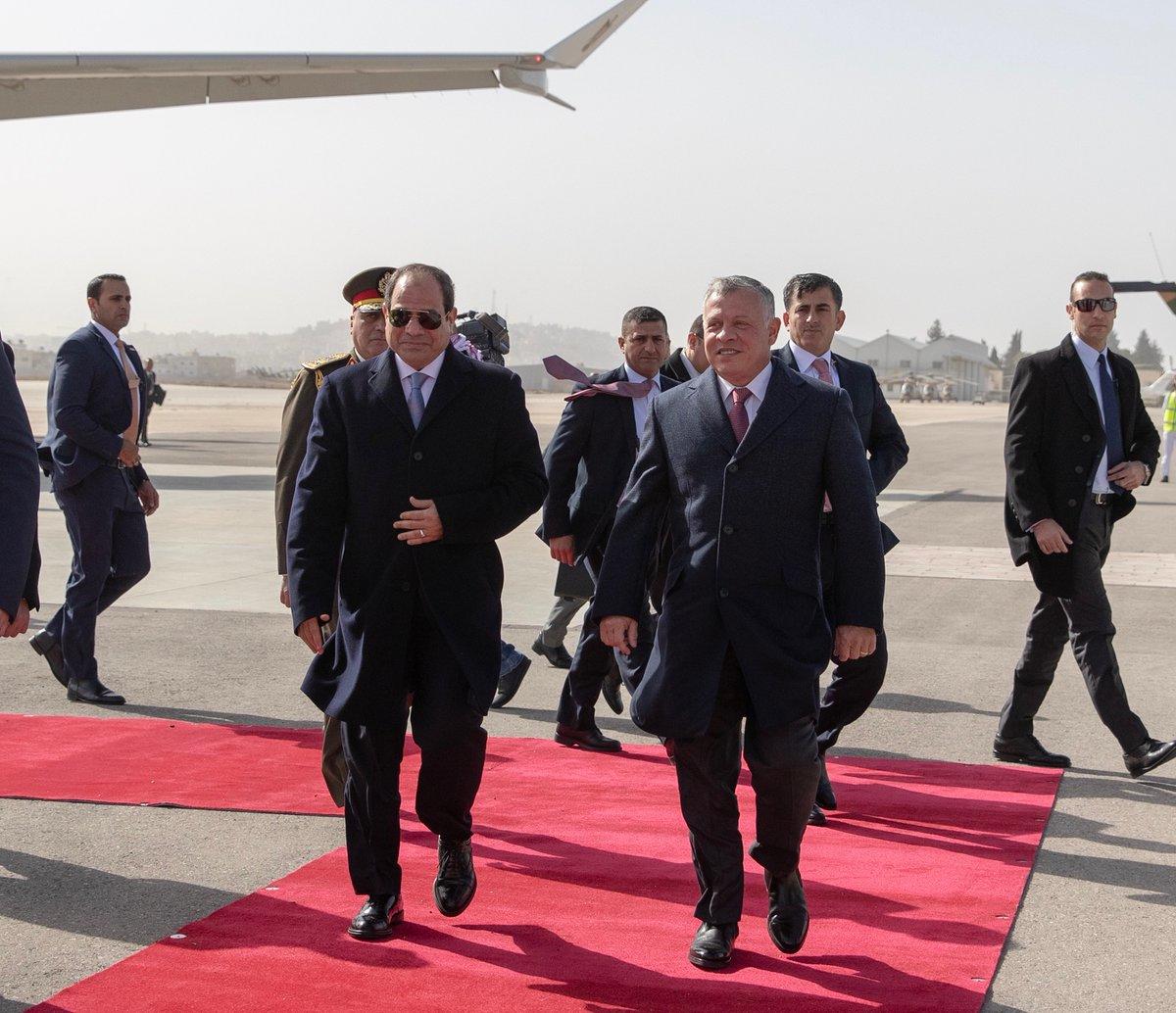 جلالة الملك عبد الله الثاني يستقبل الرئيس المصري عبد الفتاح السيسي لدى وصوله مطار ماركا العسكري، 13 يونيو 2019. (الديوان الملكي الهاشمي)