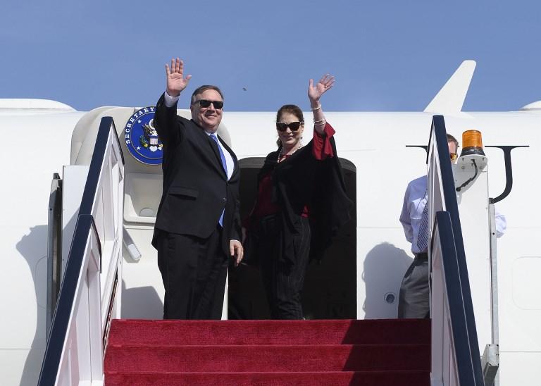 وزير الخارجية مارك بومبيو وزوجته سوزان خلال صعودهما طائرة في مطار أبو ظبي الدولي، 13 يناير 2019. أ ف ب 