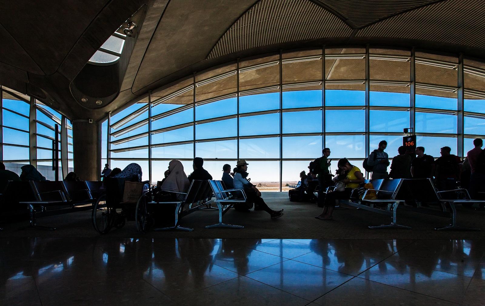 قاعة انتظار المسافرين في مطار الملكة علياء الدولي. (shutterstock)