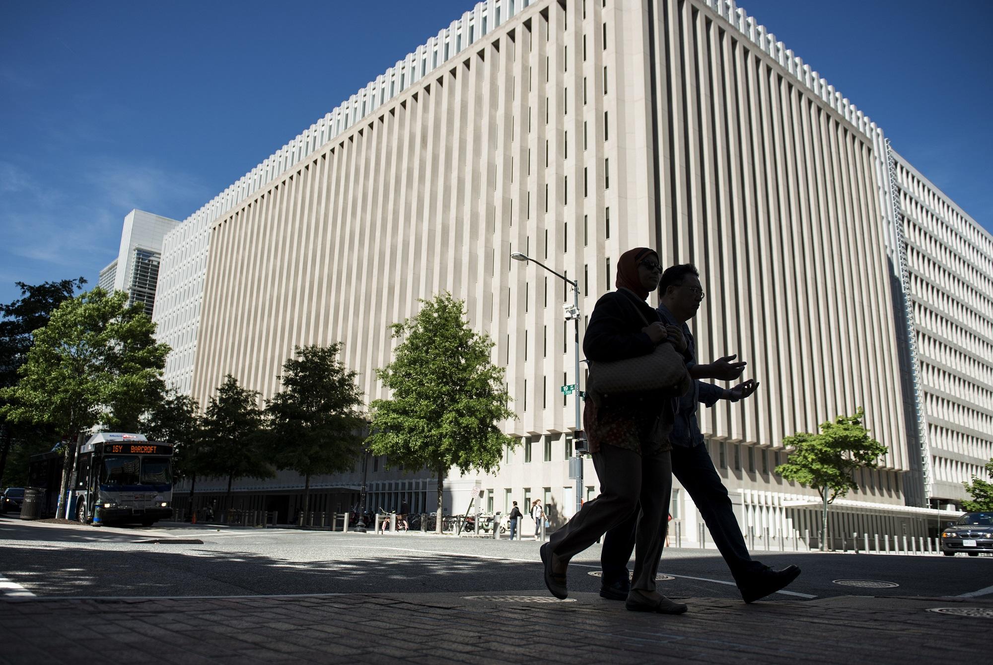صورة أرشيفية لمبنى مجموعة البنك الدولي في العاصمة الأميركية، واشنطن. (أ ف ب)