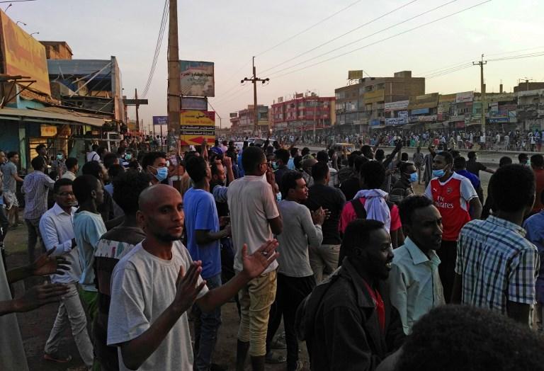 سودانيون شاركوا في احتجاجات معارضة للحكومة في العاصمة، الخرطوم، 15 يناير 2019. أ ف ب 