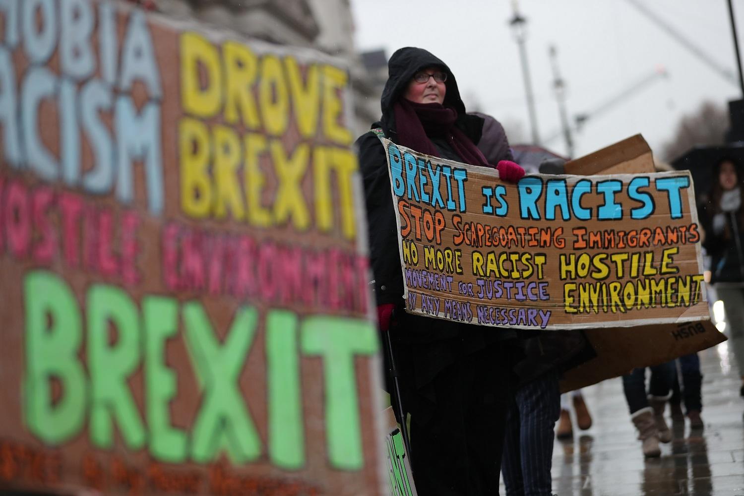 تظاهرة ترفع شعارات وتحمل لافتات خارج مبنى البرلمان وسط لندن، 13 ديسمبر 2017. أ ف ب 