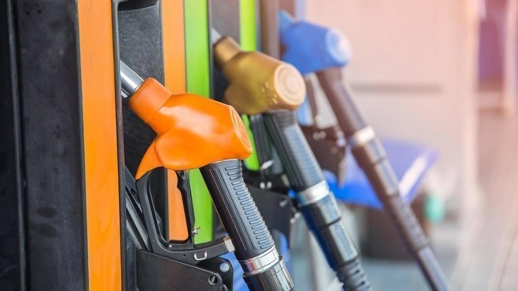 مضخات بنزين في محطة محروقات. (Shutterstock)