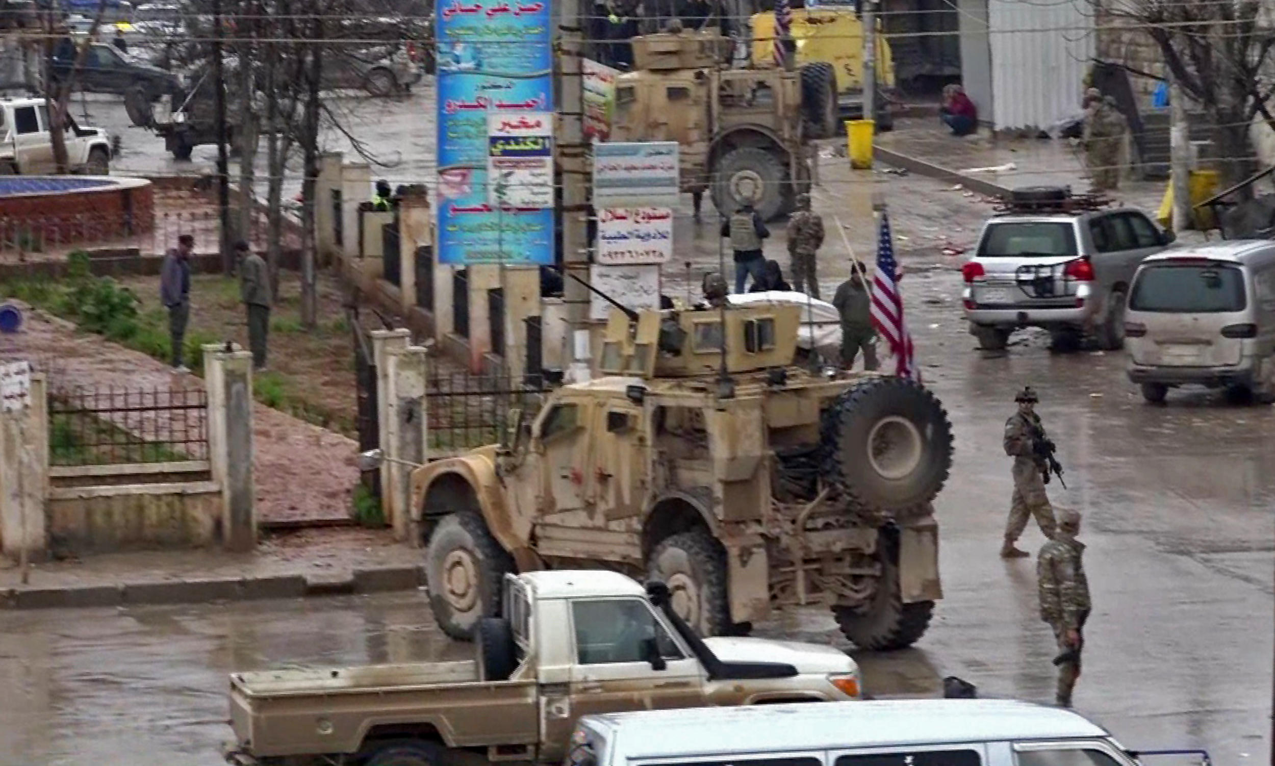 جنود أميركيون في موقع التفجير في مدينة منبج شمالي سوريا، 16 يناير 2019. أ ف ب 