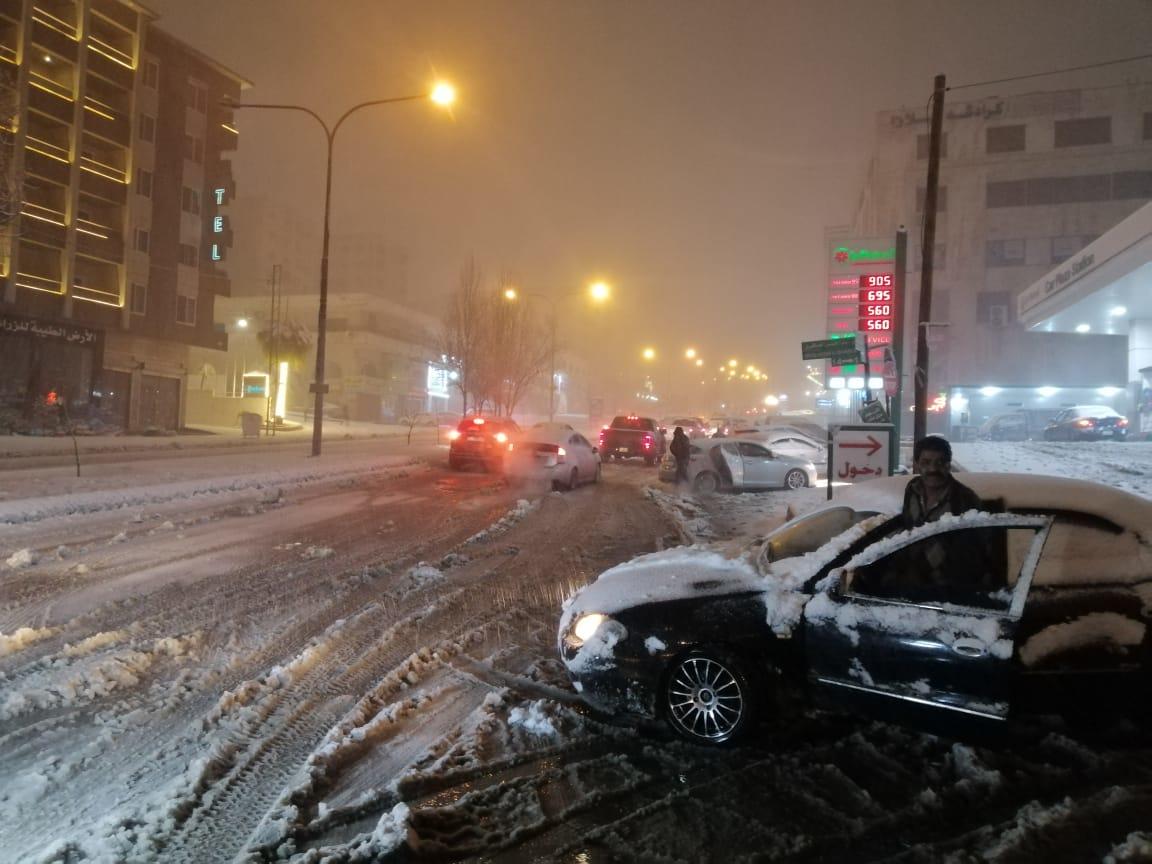 تراكم الثلوج في شارع وصفي التل في عمّان. مجحم العجارمة/ المملكة