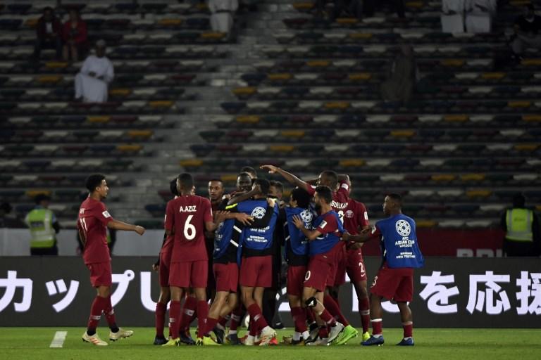 لاعبو المنتخب القطري يحتفلون بهدفهم الثاني في مرمى الفريق السعودي. خالد دسوقي/ أ ف ب