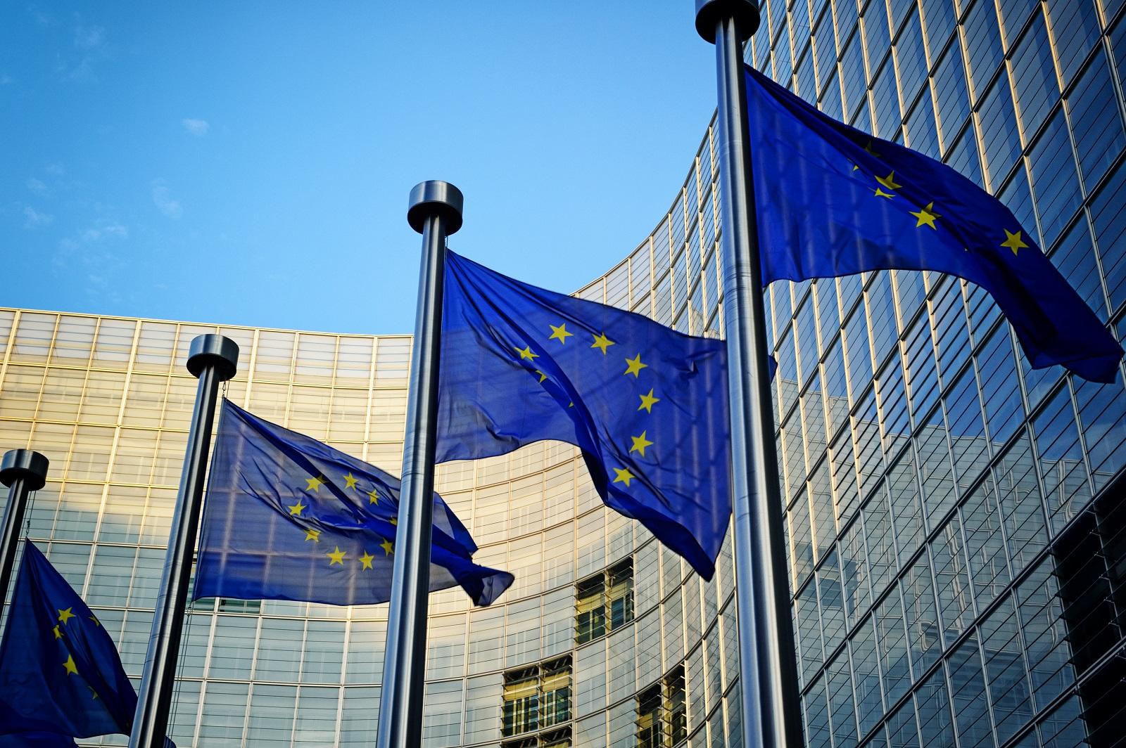 أعلام الاتحاد الأوروبي أمام مبنى المفوضية الأوروبية في بروكسل. (shutterstock)