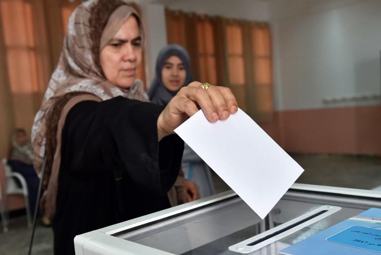 سيدة جزائرية تدلي بصوتها في انتخابات البرلمان. 4 مايو 2017 / أ ف ب