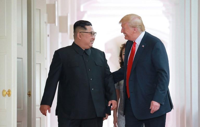 الرئيس الأميركي دونالد ترامب (يمين)، والزعيم الكوري الشمالي كيم جونغ أون (يسار) خلال قمة سابقة جمعتهما في سنغافورة. 12 يونيو 2018. أ ف ب