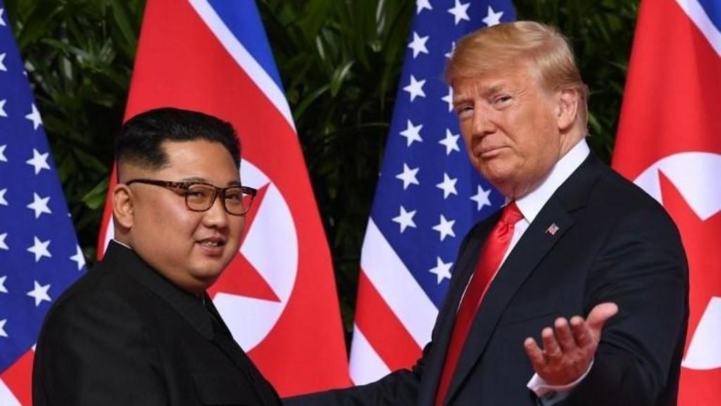 صورة أرشيفية للرئيس الأميركي دونالد ترامب مع زعيم كوريا الشمالية كيم جونج أون في قمة سنغافورة. أ ف ب