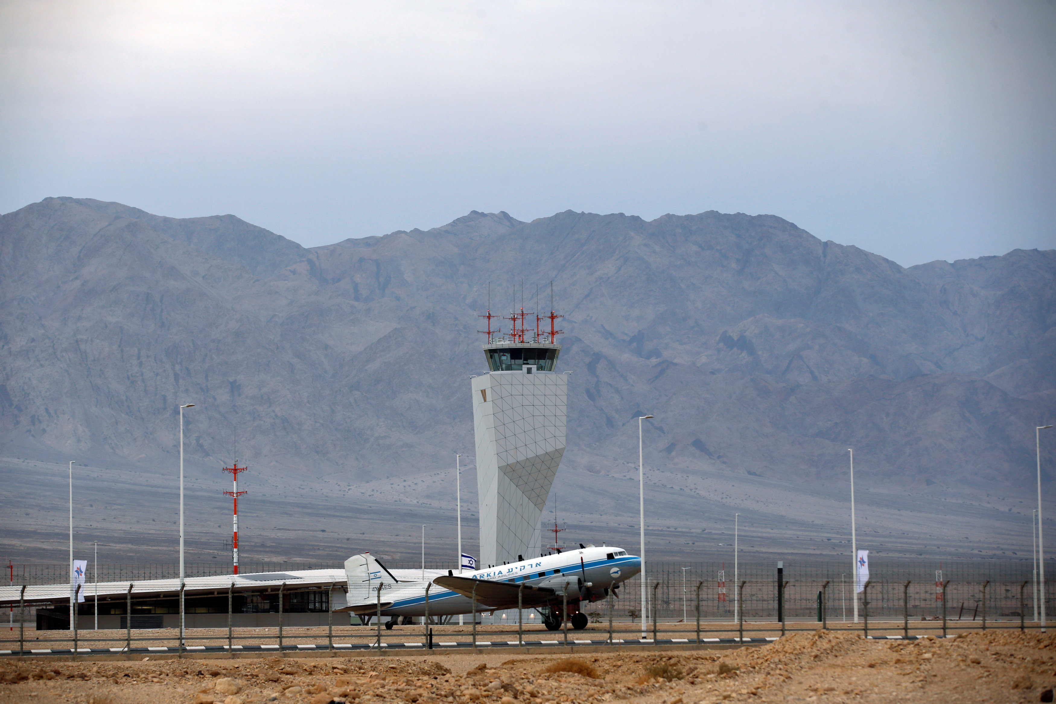 طائرة إسرائيلية خلال وجودها في مطار رامون الدولي قرب الحدود الأردنية. رويترز 