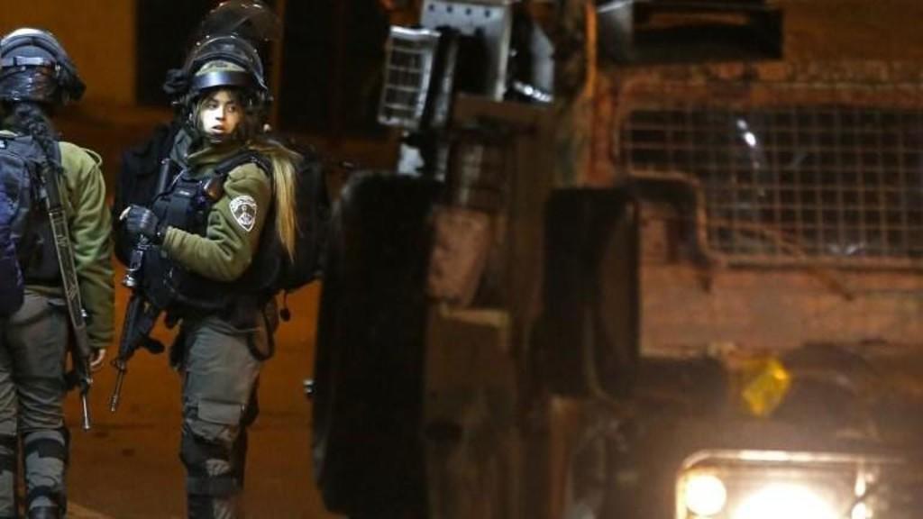 جنود من جيش الاحتلال الإسرائيلي خلال حملة لاعتقال فلسطينيين في الضفة الغربية المحتلة. (أ ف ب)