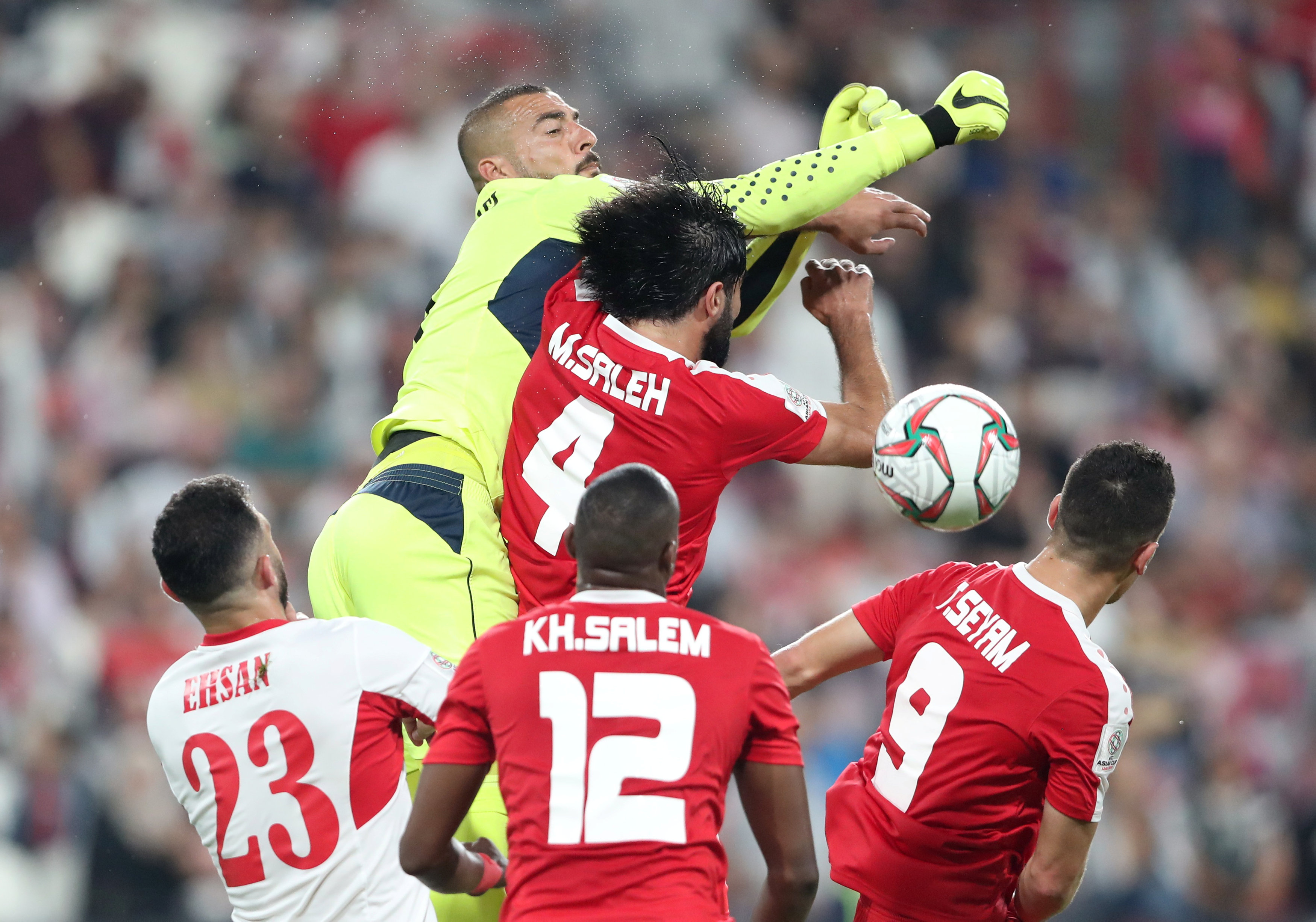 حارس المنتخب الوطني عامر شفيع خلال تصديه لإحدى الكرات أمام سوريا، كأس آسيا 2019. رويترز
