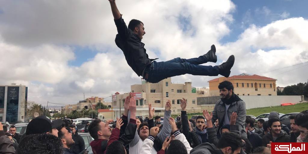 جانب من احتفال طلاب بنجاحهم في الثانوية العامة (التوجيهي). عمرو الدجاني/ المملكة